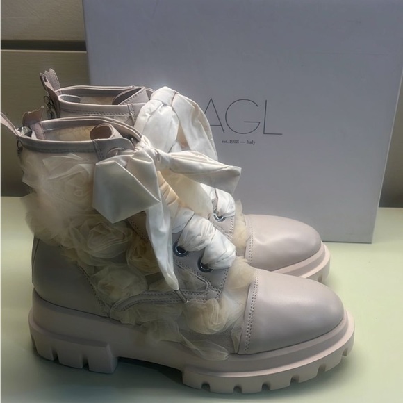 Cream Leather Combat Boots with Rugged Sole and Lace-Up Design - Picture 1 of 11